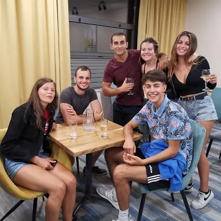 Ai Hostal *