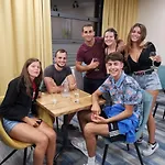 Ai אכסניה *