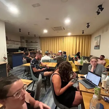 אכסניה Ai *